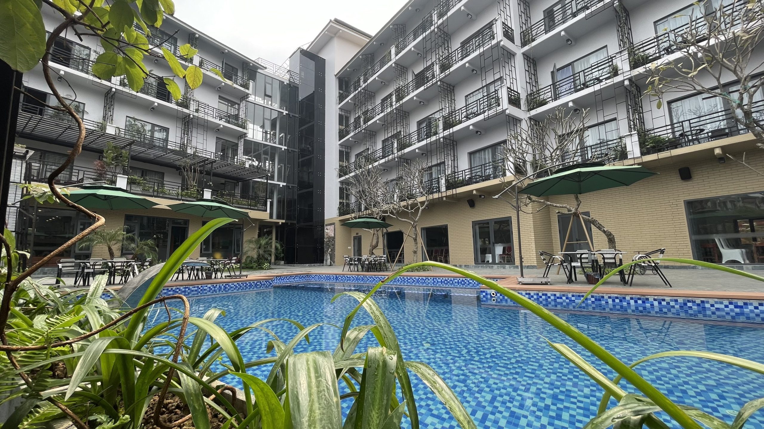 Bể bơi của khách sạn 3 sao Xcellent tại Thái Nguyên