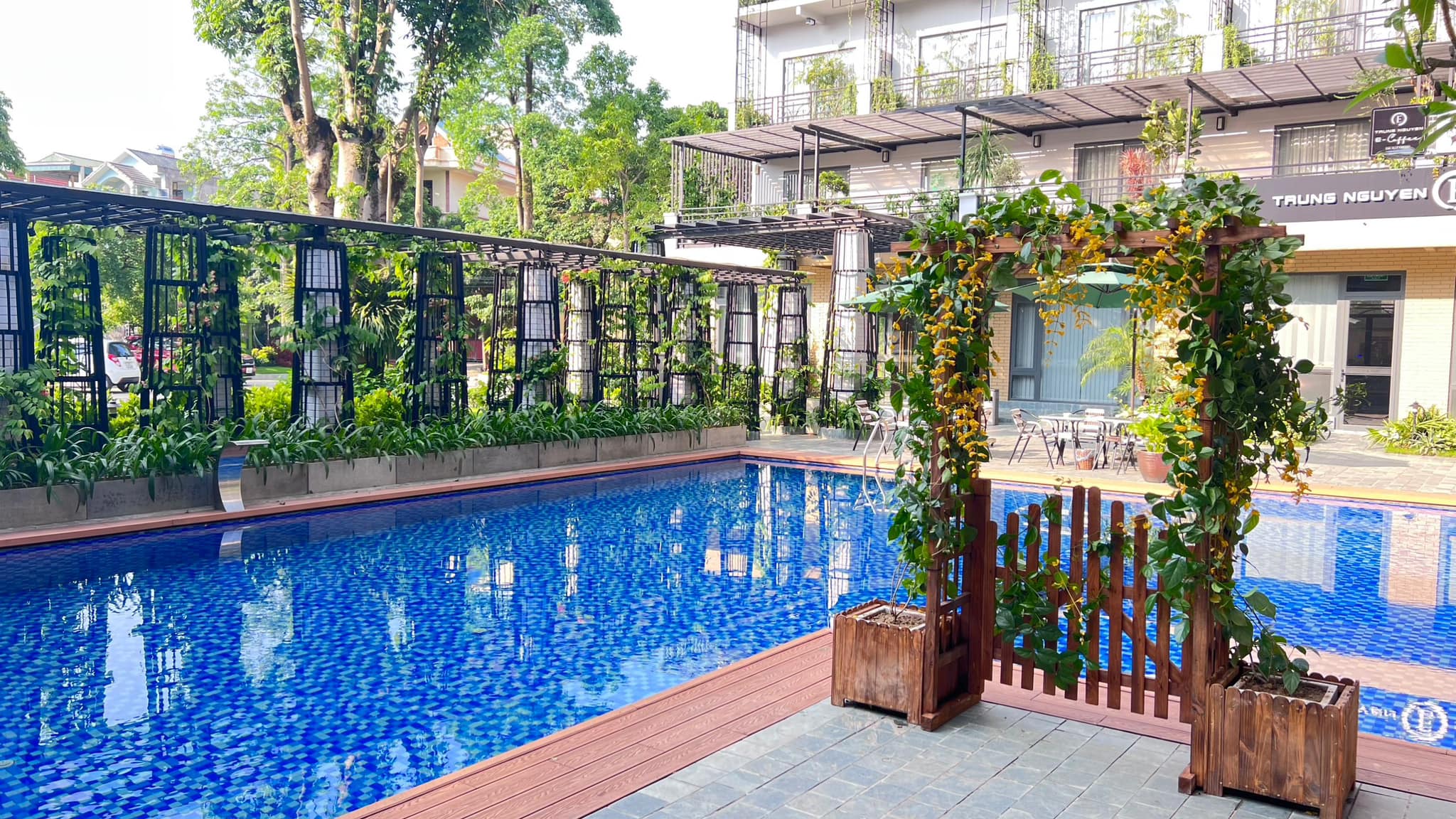 Khách sạn Thái Nguyên Xhotel và cảnh quan bên ngoài