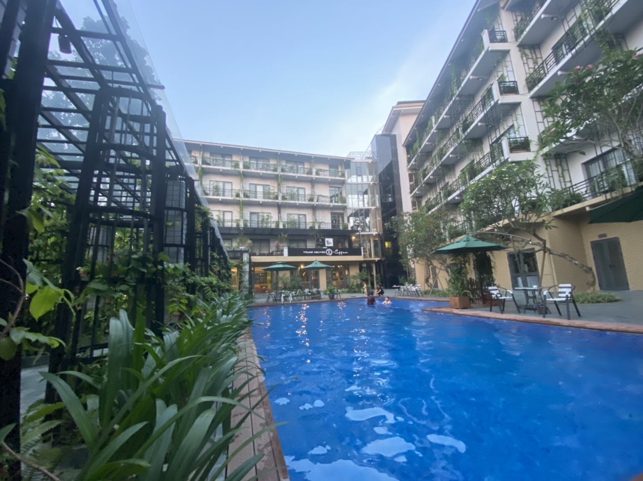 Bể bơi ngoài trời tại khách sạn nghỉ dưỡng Thái Nguyên - X Hotel