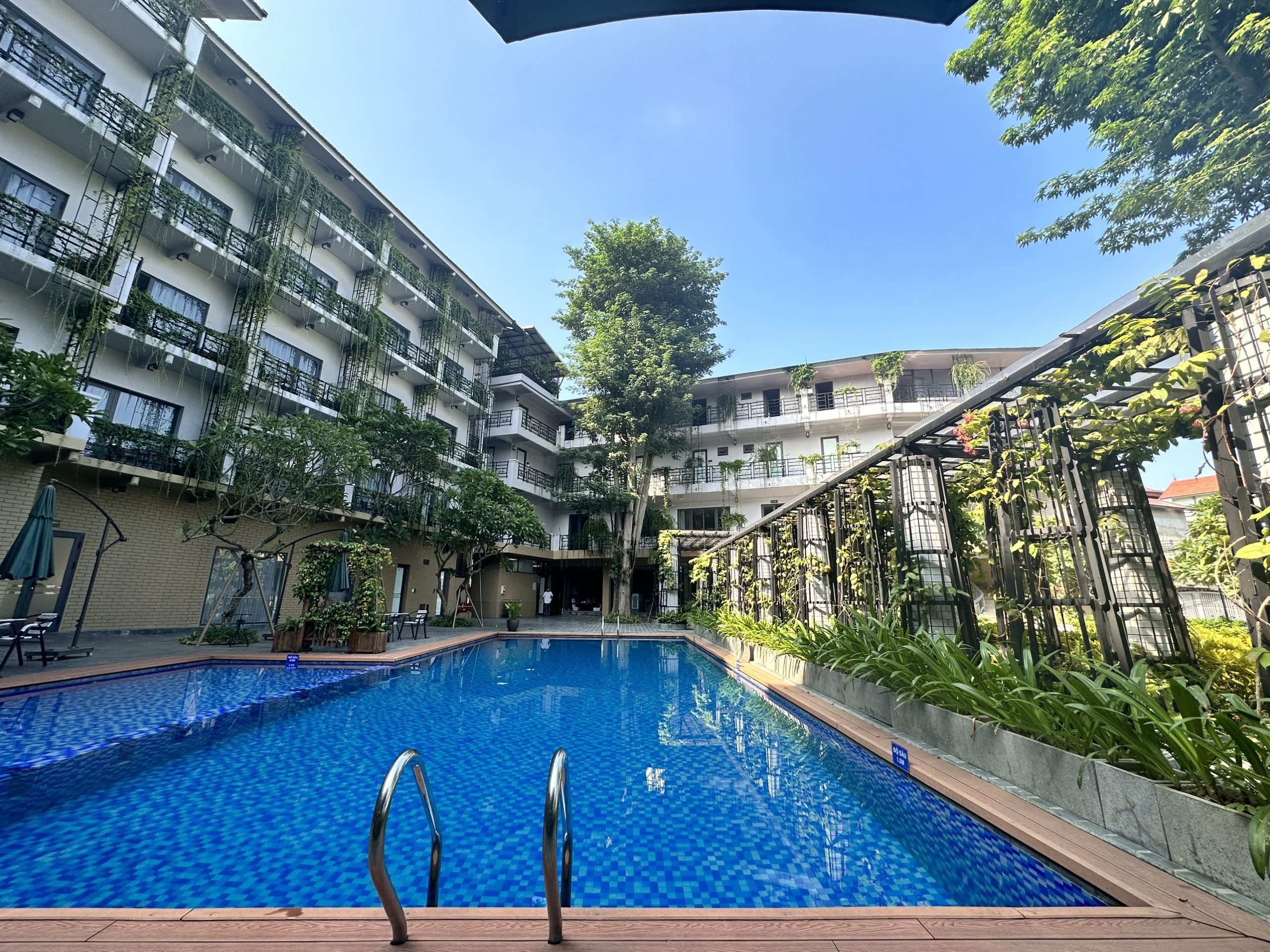 Bể bơi ngoài trời tại khách sạn nghỉ dưỡng Thái Nguyên X Hotel