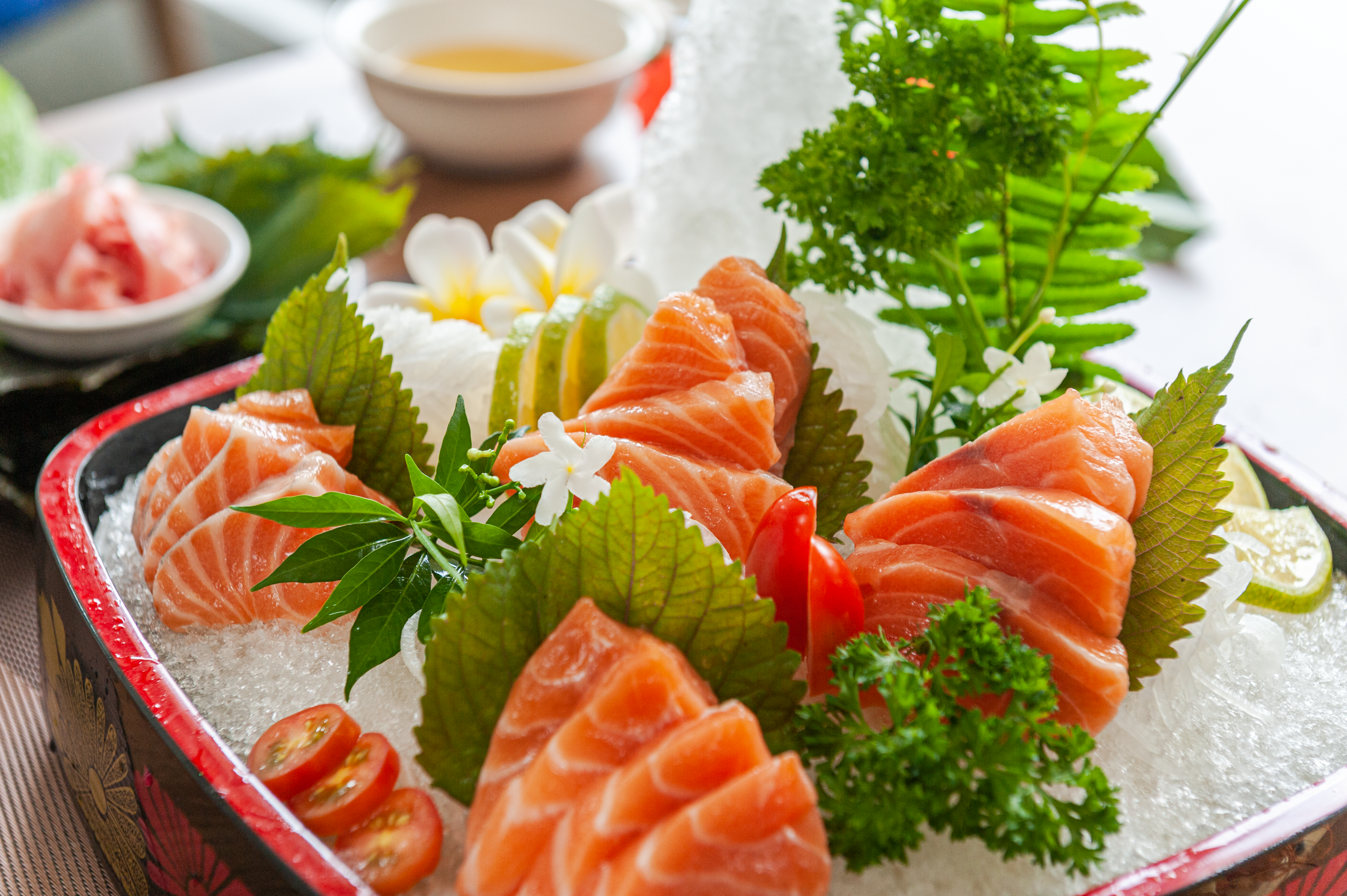 Nhà hàng Xrestaurant có đa dạng các món châu Á như: sushi, cá tầm, cá lăng...