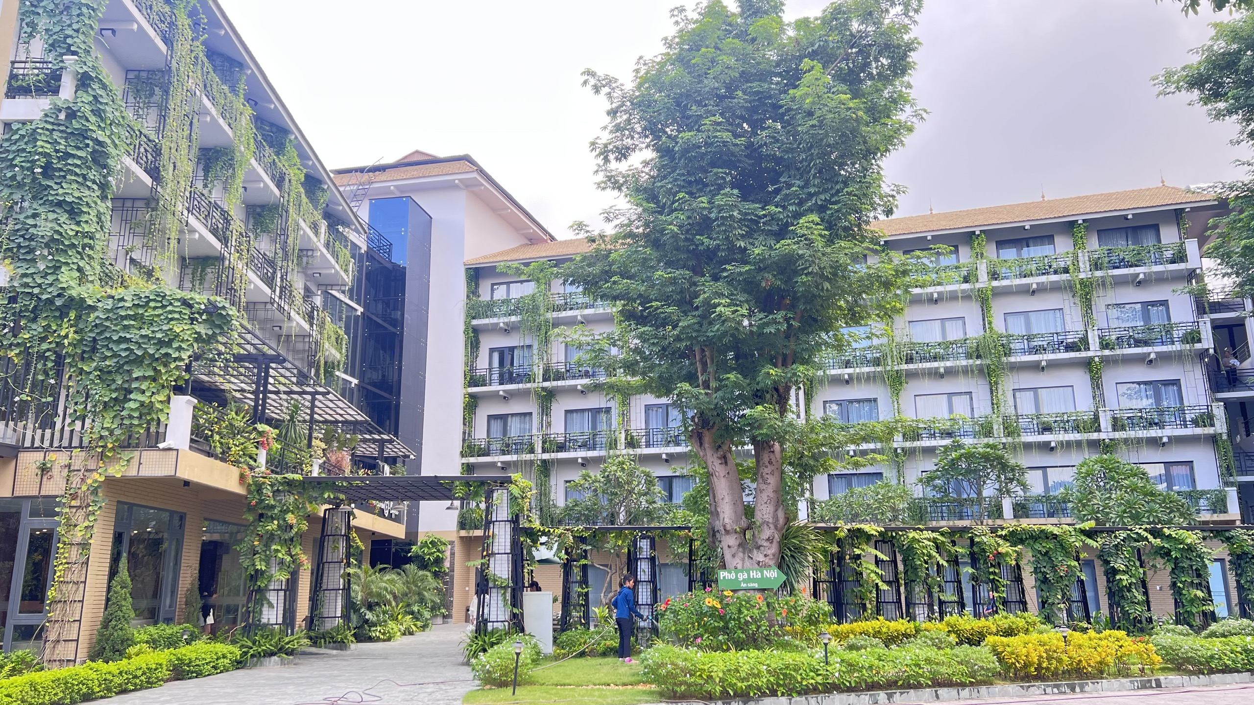 Khách sạn Thái Nguyên có nhà hàng - X Hotel sở hữu khuôn viên xanh thơ mộng rộng 3000m2